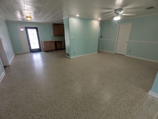Building Photo - For Rent: 4 Bedroom, 3  Bathroom, Office/Den, Sunroom/Florida room, Large Shed, Huge backyard