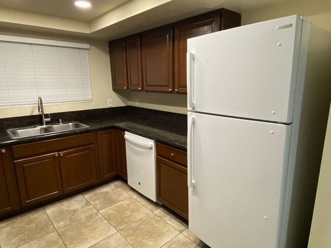 Building Photo - Decker Townhome