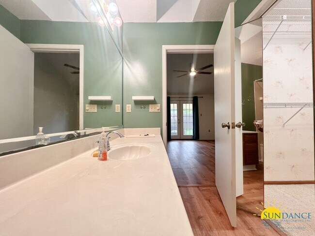 Building Photo - Centrally located and renovated Fort Walto...