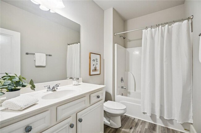 Building Photo - 5180 Mirror Lake Dr
