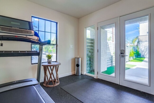 Building Photo - 3BD/2BA Apartment with Laundry In-Unit, Appliances, Tandem Parking & More!