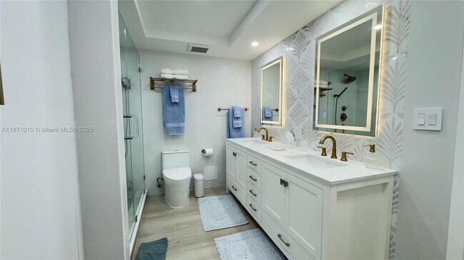 Building Photo - 5161 Collins Ave