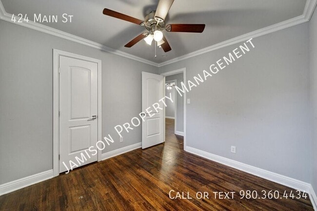 Building Photo - 424 Main St