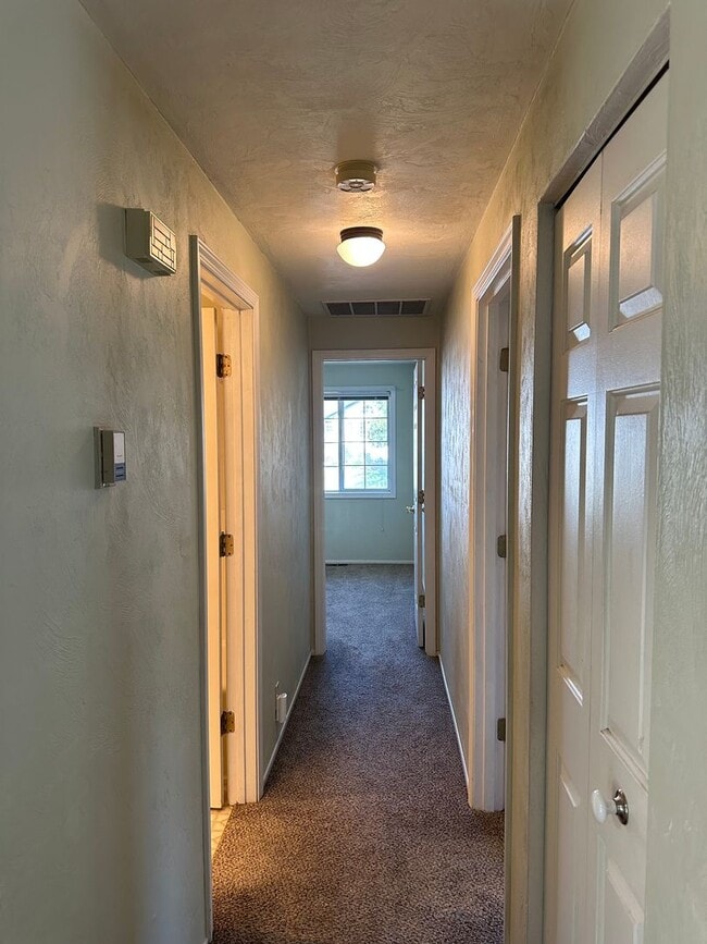 Building Photo - Large 2 bedroom 2 bathroom duplex with garage!  MOVE IN SPECIAL!