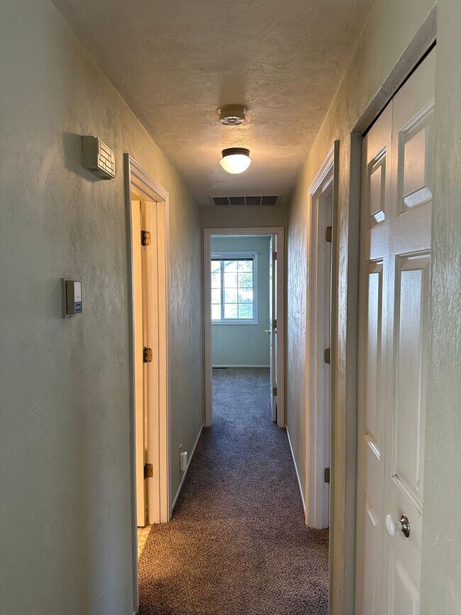 Building Photo - Large 2 bedroom 2 bathroom duplex with garage!