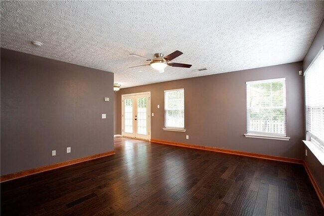 Building Photo - 312 Pieris Dr