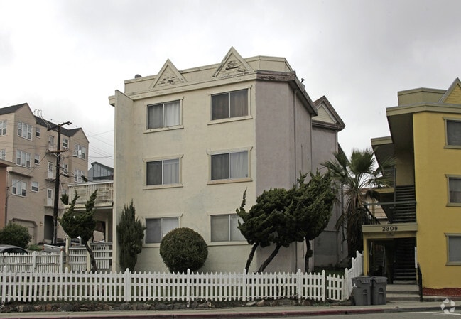 Building Photo - 2303 Park Blvd
