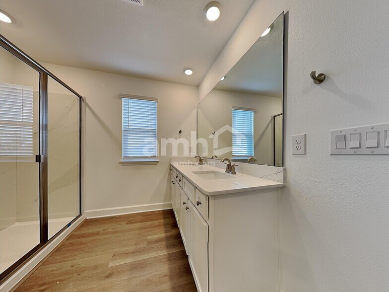 Building Photo - 2908 20th Ave W