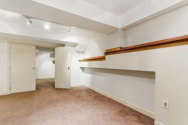 Building Photo - 14 Weybridge Ln