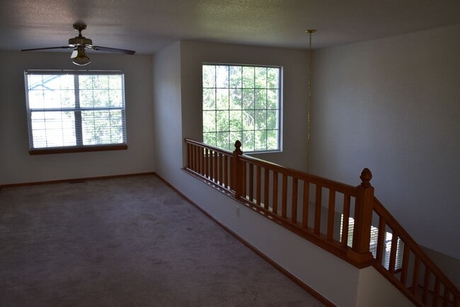 Building Photo - Beautiful 5 bedroom home w/ 3 car garage in Littleton