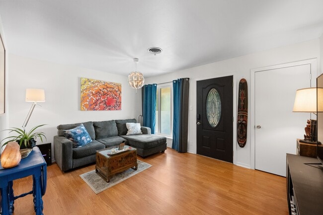 Building Photo - 2702 Little John Ln