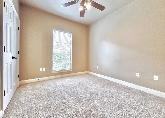 Building Photo - 3BR/2BA Home on Nicholson Lake Dr – Modern...