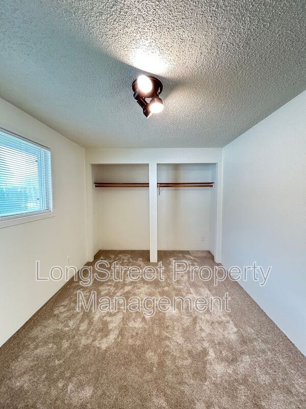 Building Photo - 324 NE Conifer Blvd