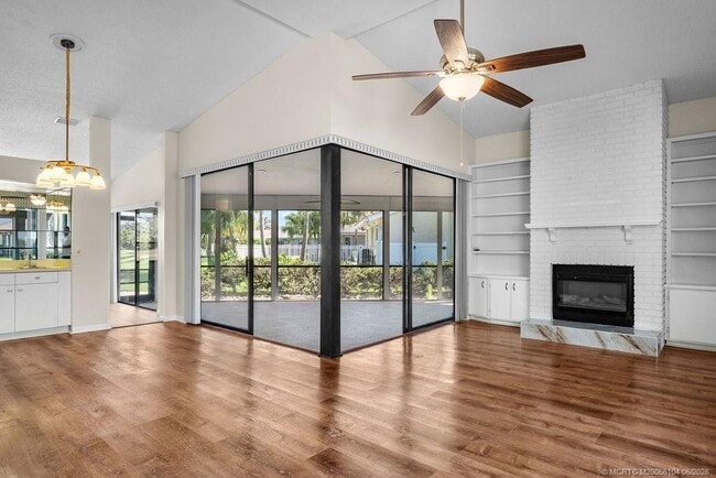 Building Photo - 2386 SW Creekside Dr