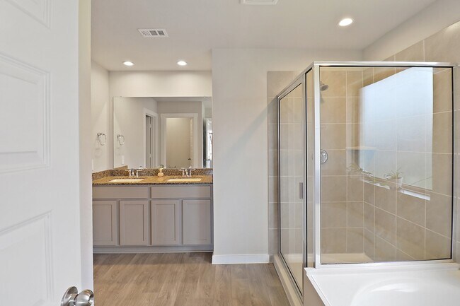Building Photo - 127 Walnut Hl Ct
