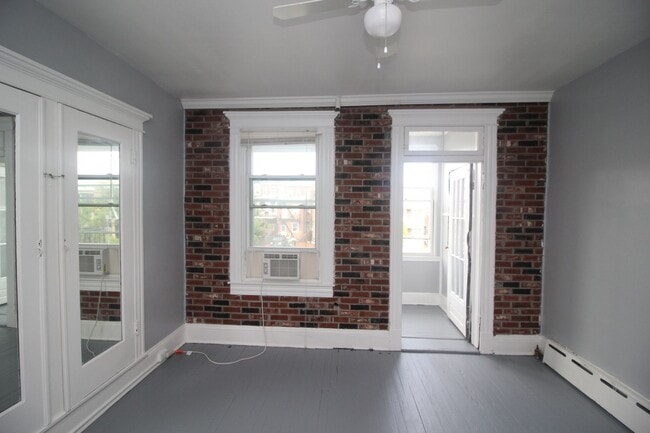 Building Photo - 2026/2027 JHU Off-campus Large 5bd/2.5ba home w/ Parking Spot! Available 6/9/26