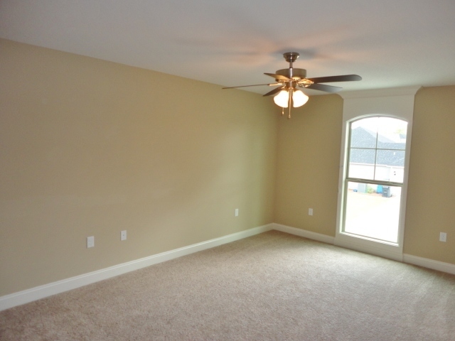 Building Photo - Spacious 3-Bedroom Home with Modern Featur...