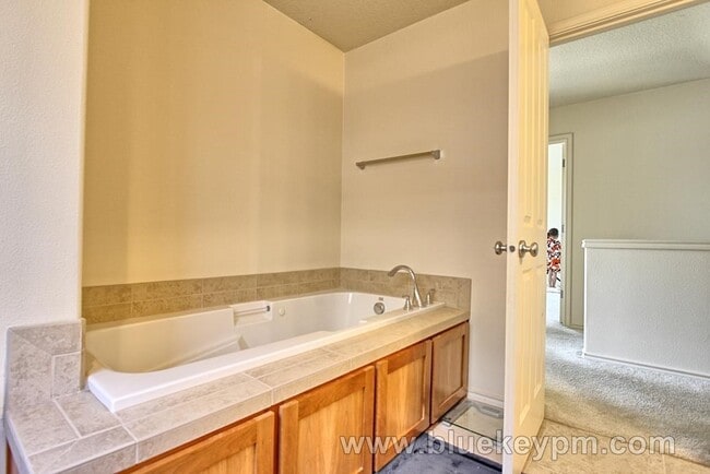 Building Photo - North Bethany Home, 4 Bed 2.5 Bath near PCC Rock Creek and Springville Elem School