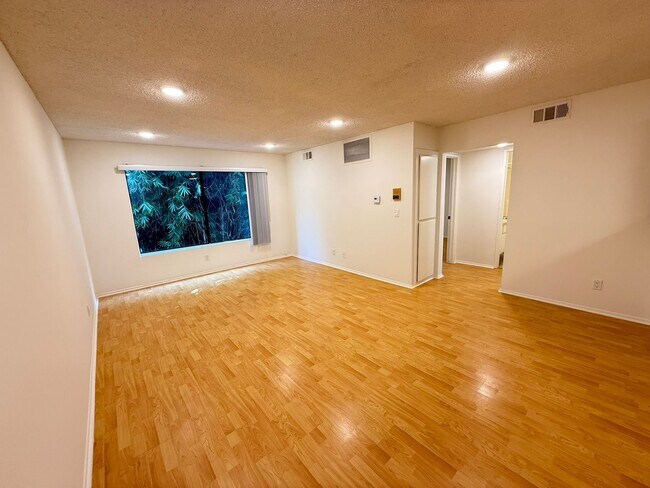 Interior Photo - 950 Edgecliffe Dr