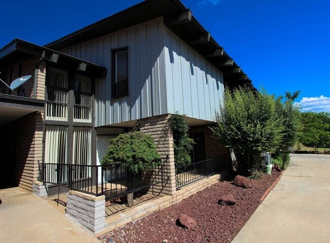 Primary Photo - Prescott Country Club Townhome - Applicati...