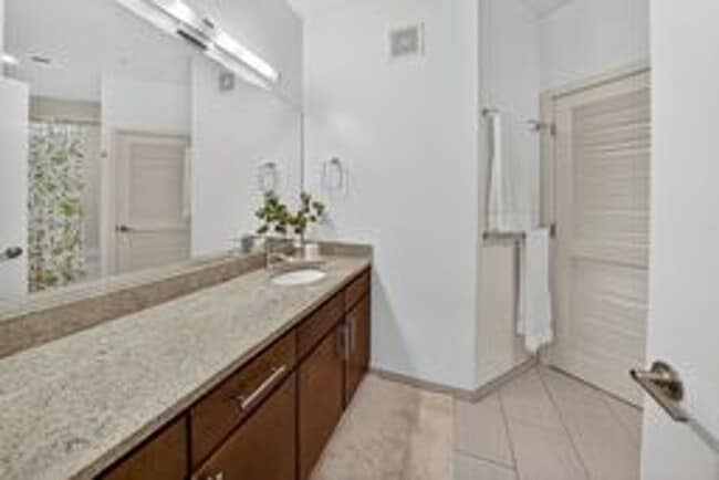 Building Photo - Stunning 1BR/ 1BA Condo with Den and Garag...