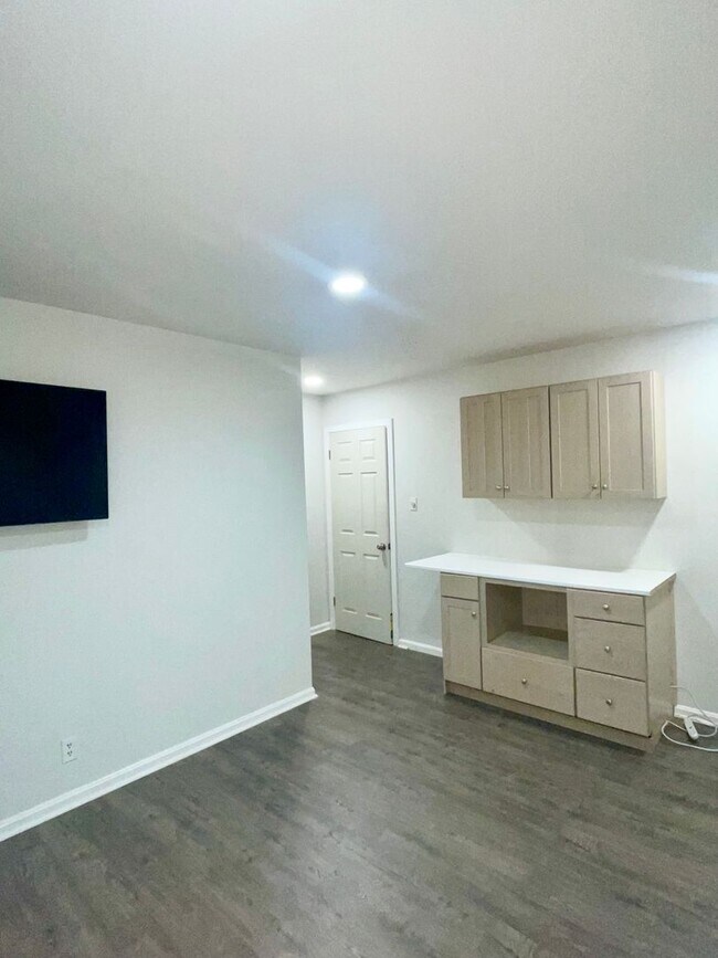 Building Photo - Modern Comfort in Sought-After Gaithersburg