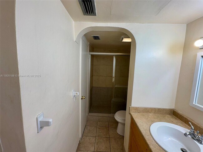 Building Photo - 1591 NE Miami Gardens Dr