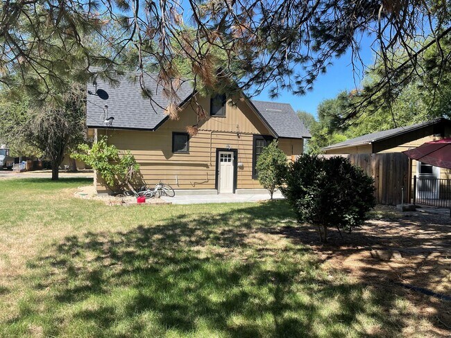Building Photo - 4 bd/2 ba in Depot Bench