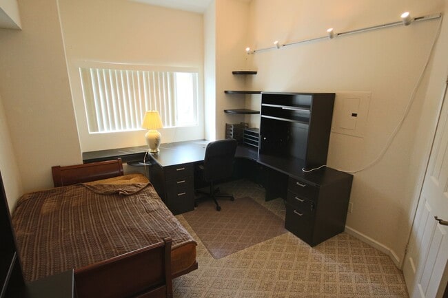 Building Photo - Furnished 3 Bedroom UTC/La Jolla Townhome