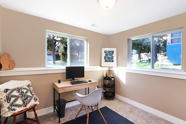 Building Photo - 935 Calvary Ave NW