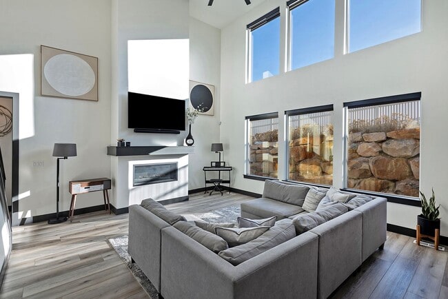 Building Photo - 423 W Red Wolf Dr