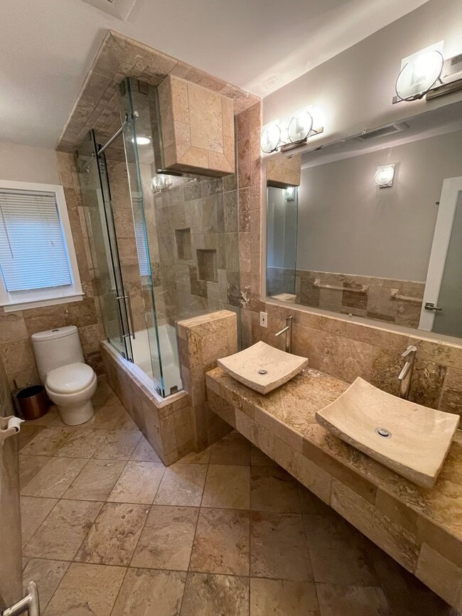 Building Photo - Luxury 5 bed, 3.5 bath with Pool!