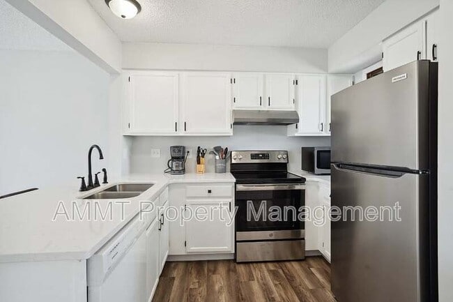Building Photo - 743 Westwinds Dr