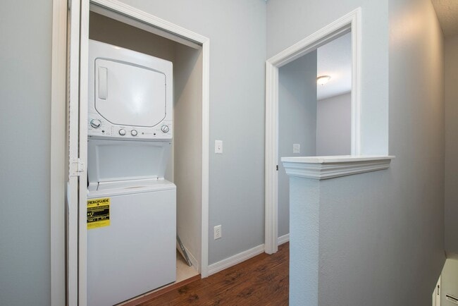 Building Photo - 2 Bedroom /2.5 bathrooms Town House. Just ...