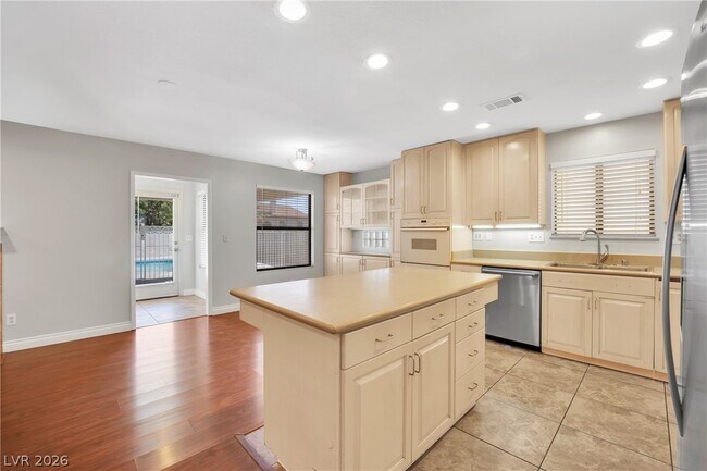 Building Photo - 8136 Spur Ct