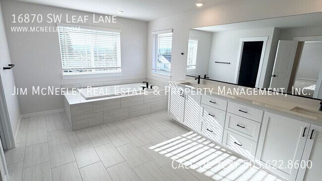 Building Photo - 16870 SW Leaf Ln