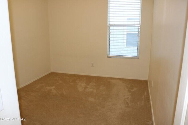 Building Photo - Move in Ready 2 bedroom 2 bath with den!