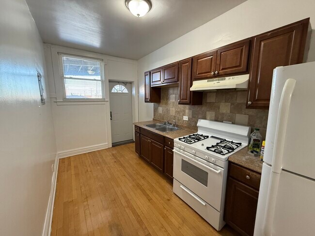 Building Photo - 2140 Clarence Ave