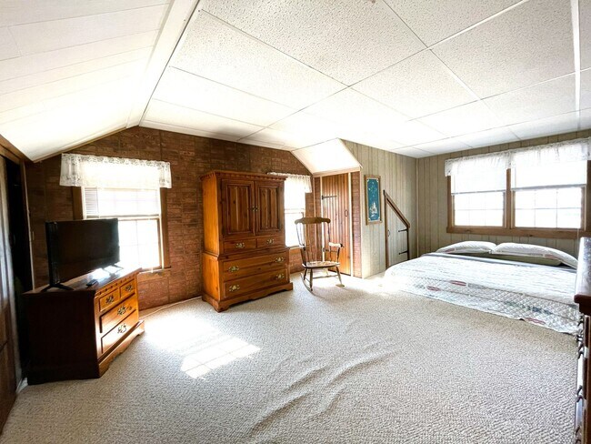 Building Photo - 5 Bed 2 Bath Annual Rental