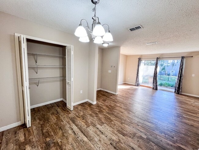 Building Photo - Windsor Park #1118 - On several bus routes to UF