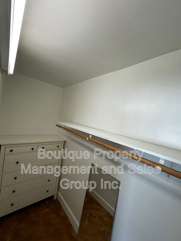 Building Photo - 2285 Santa Ana Ave