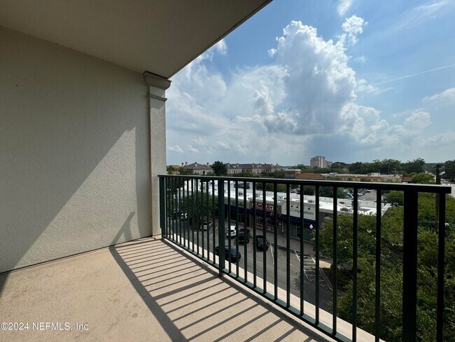 Building Photo - 1661 Riverside Ave