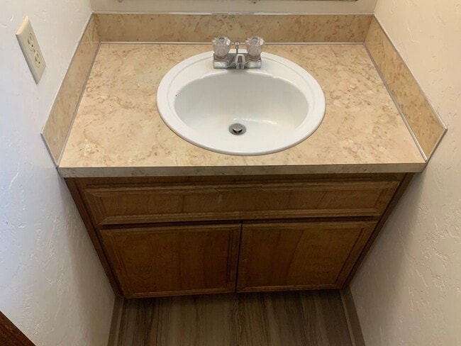 Building Photo - 2 Bedroom Duplex in Cal Young Neighborhood