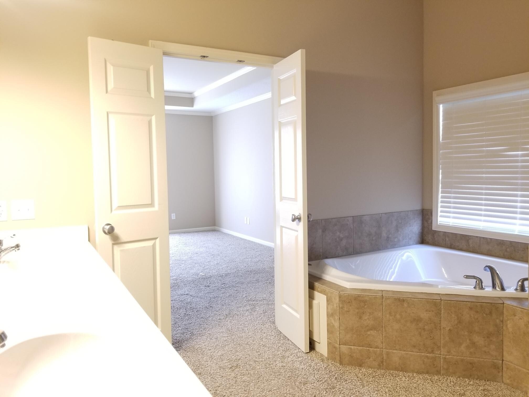 Building Photo - 5701 NE Hidden Meadow Dr