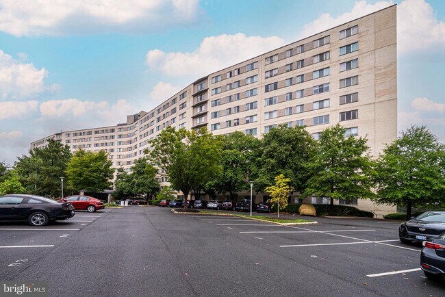 Building Photo - 1200 N Nash St