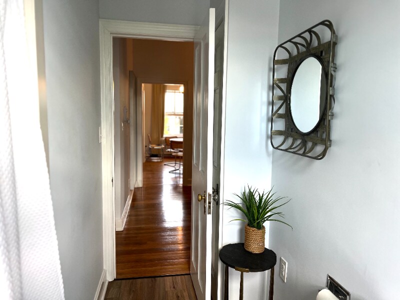 Building Photo - 250 E Market St