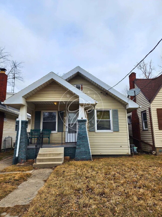 Building Photo - 2 bed with huge bonus finished room in basement!