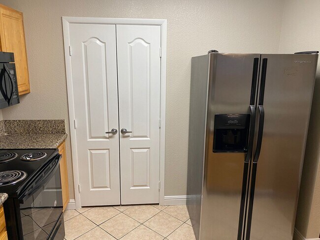 Building Photo - SW!! First floor unit with Balcony!! Gated!! Clubhouse!!  Community pool!! Spa!! Exercise Room!! ...