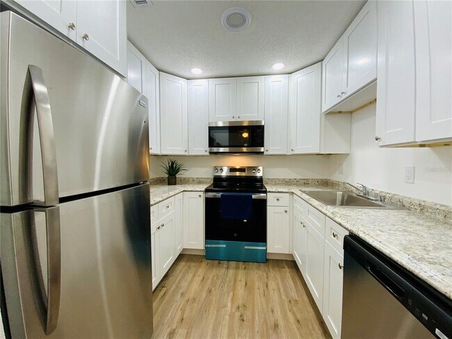 Building Photo - 305 Wellington Ct