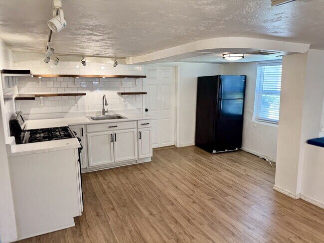 Primary Photo - "Charming 2-Bed Apartment with ALL UTILITI...